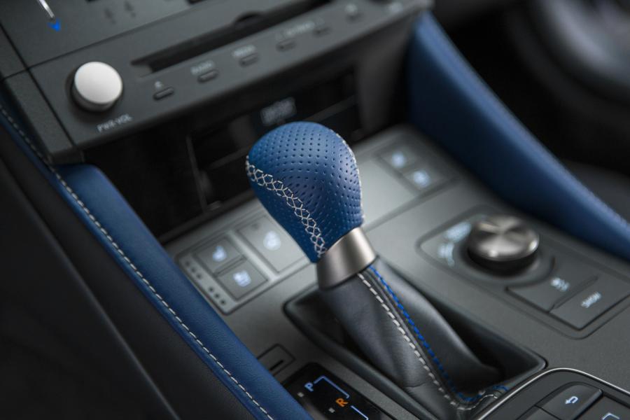 Детали интерьера Lexus RC F 10th Anniversary Limited 2018 года  (EU) (фото 8 из 14)